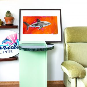 Das Produktbild des großen weißen Hais als Print, Druck im Auferkorte Art Store. Beispielbild gerahmt und mit Interieur.